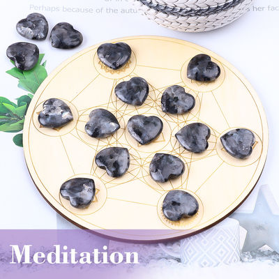 0Des pierres de guérison en forme de cœur de labradorite noire pour la fabrication de bijoux.