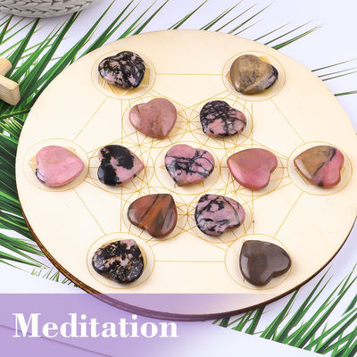 Des cristaux en forme de cœur glacés de rhodonite pour équilibrer les chakras