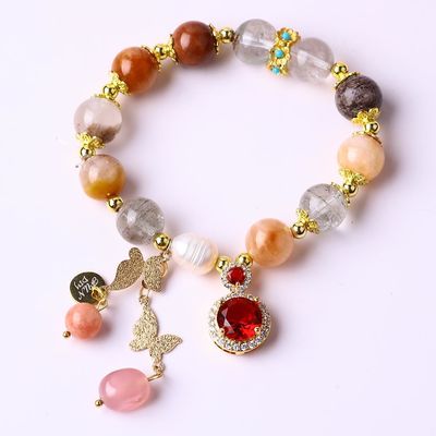 Un bracelet à perles de 10 mm et une pierre précieuse.