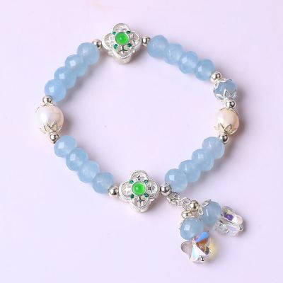 Un bracelet à perles de 10 mm et une pierre précieuse.