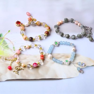 Un bracelet à perles de 10 mm et une pierre précieuse.