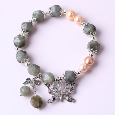 Un bracelet à perles de 10 mm et une pierre précieuse.