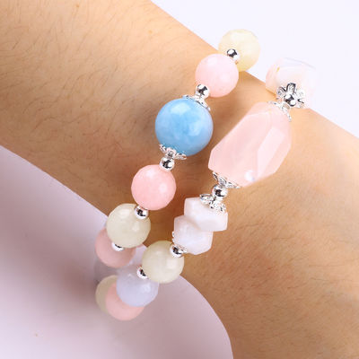 Un bracelet à perles rondes en morganite fait à la main en bricolage à double couche en cristal naturel