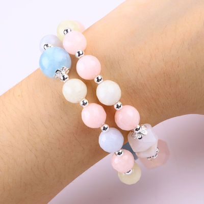 Un bracelet à perles rondes en morganite fait à la main en bricolage à double couche en cristal naturel