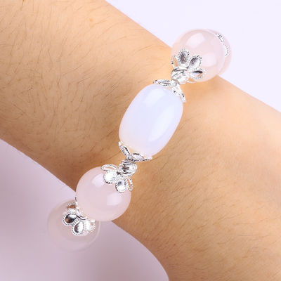 Une pierre précieuse de guérison énergétique Agate blanche avec un bracelet à cœur clair