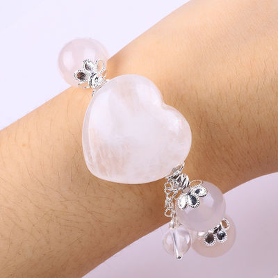 Une pierre précieuse de guérison énergétique Agate blanche avec un bracelet à cœur clair