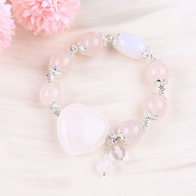 Une pierre précieuse de guérison énergétique Agate blanche avec un bracelet à cœur clair