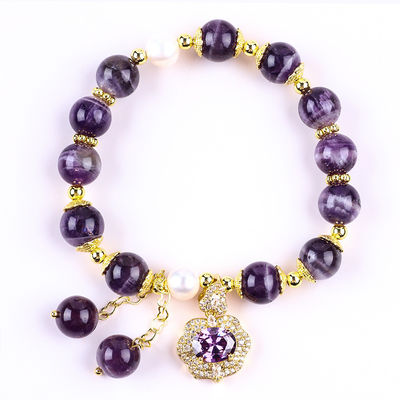 Des bracelets à rayures en améthyste avec un charme bleu violet.