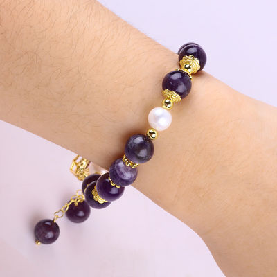 Des bracelets à rayures en améthyste avec un charme bleu violet.