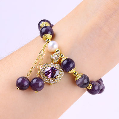 Des bracelets à rayures en améthyste avec un charme bleu violet.