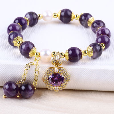 Des bracelets à rayures en améthyste avec un charme bleu violet.