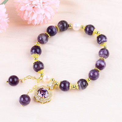 Des bracelets à rayures en améthyste avec un charme bleu violet.