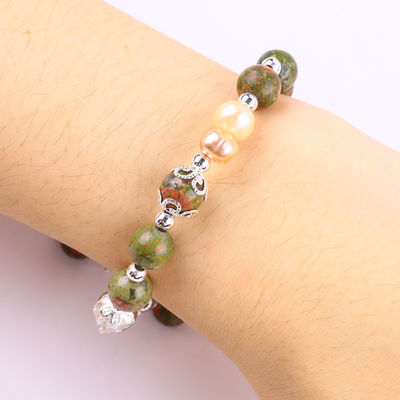 Une pierre unakite et une perle rose avec charme d'étoile, un bracelet de perles pour bijoux.