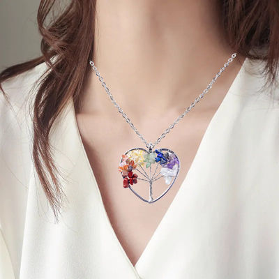 Collier de l'arbre de la vie avec des pierres de chakra