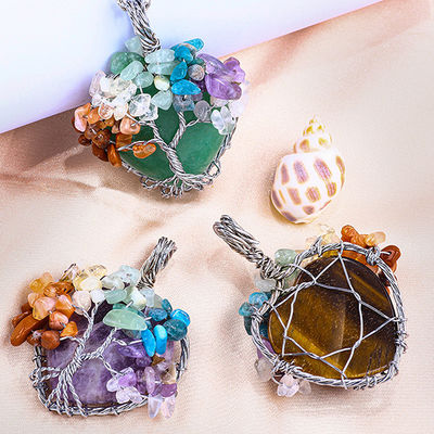 Le chakra spirituel de l'aventurine verte, la méditation, l'arbre de vie, le chakra du cœur, le collier en pierre de cristal.