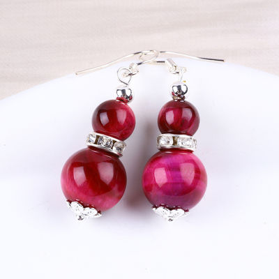 Des boucles d'oreilles en pierre de cristal faites à la main L'œil de tigre rose Rouge Pendant de pierre précieuse Boucles d'oreilles en perles