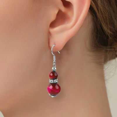 Des boucles d'oreilles en pierre de cristal faites à la main L'œil de tigre rose Rouge Pendant de pierre précieuse Boucles d'oreilles en perles