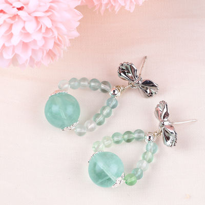 Des boucles d'oreilles en pierre de cristal faites à la main, des boucles d'oreilles en pierre précieuse en fleurite verte, des boucles d'oreilles en arc en perles, des boucles d'oreilles en pendentif.