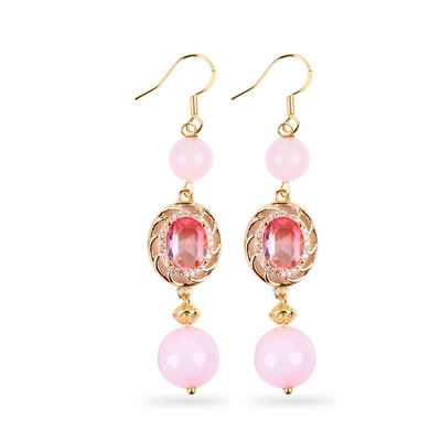Perle en forme ronde de quartz rose naturel en forme de cristal multiforme avec une boucle d'oreille en forme ovale rose