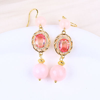 Perle en forme ronde de quartz rose naturel en forme de cristal multiforme avec une boucle d'oreille en forme ovale rose