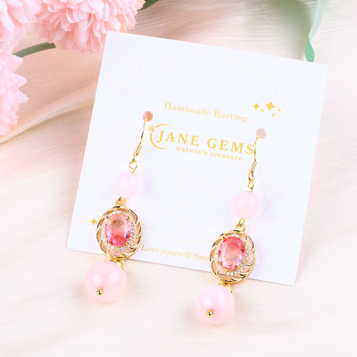 Perle en forme ronde de quartz rose naturel en forme de cristal multiforme avec une boucle d'oreille en forme ovale rose