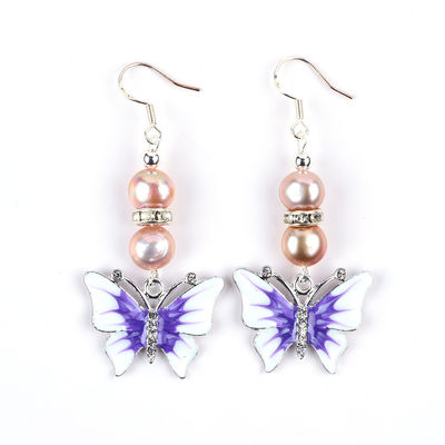 Boucles d'oreilles de perles d'eau douce violette de 9 mm avec charme papillon