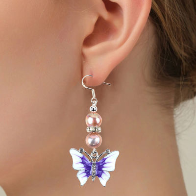 Boucles d'oreilles de perles d'eau douce violette de 9 mm avec charme papillon