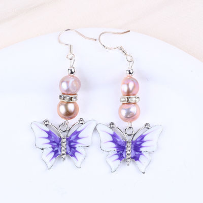 Boucles d'oreilles de perles d'eau douce violette de 9 mm avec charme papillon