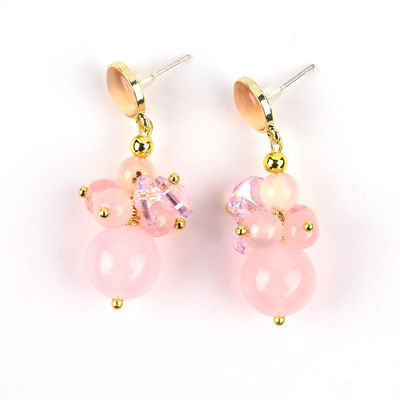 Des boucles d'oreilles en perles rondes pour le port quotidien