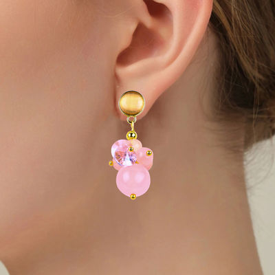 Des boucles d'oreilles en perles rondes pour le port quotidien