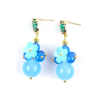 Des boucles d'oreilles en bleu de calcédoine cristalline faites à la main DIY pendentif ovale en perles de perles adaptées au port quotidien