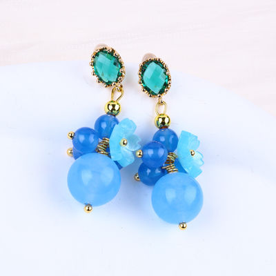 Des boucles d'oreilles en bleu de calcédoine cristalline faites à la main DIY pendentif ovale en perles de perles adaptées au port quotidien