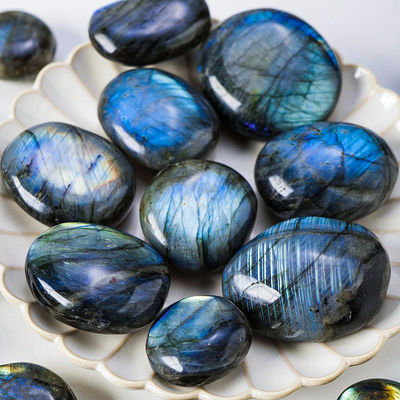 La pierre de palme de labradorite naturelle guérissante Poche polie pierres de roche de labradorite irrégulière pierre d'inquiétude soulagement de l'anxiété