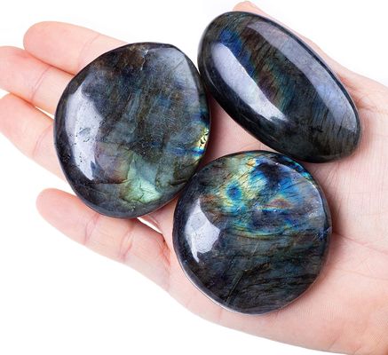 La pierre de palme de labradorite naturelle guérissante Poche polie pierres de roche de labradorite irrégulière pierre d'inquiétude soulagement de l'anxiété