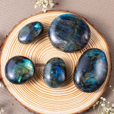 La pierre de palme de labradorite naturelle guérissante Poche polie pierres de roche de labradorite irrégulière pierre d'inquiétude soulagement de l'anxiété