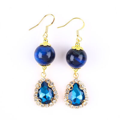 Des boucles d'oreilles courtes en pierre de cristal bleue 12 mm, oeil de tigre bleu avec goutte de larme bleue étincelante