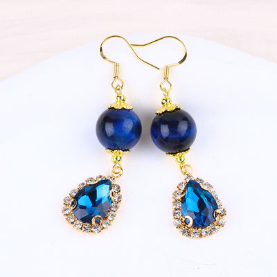 Des boucles d'oreilles courtes en pierre de cristal bleue 12 mm, oeil de tigre bleu avec goutte de larme bleue étincelante