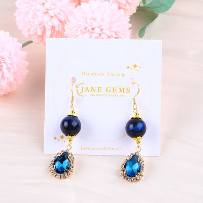 Des boucles d'oreilles courtes en pierre de cristal bleue 12 mm, oeil de tigre bleu avec goutte de larme bleue étincelante