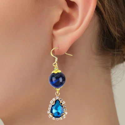 Des boucles d'oreilles courtes en pierre de cristal bleue 12 mm, oeil de tigre bleu avec goutte de larme bleue étincelante