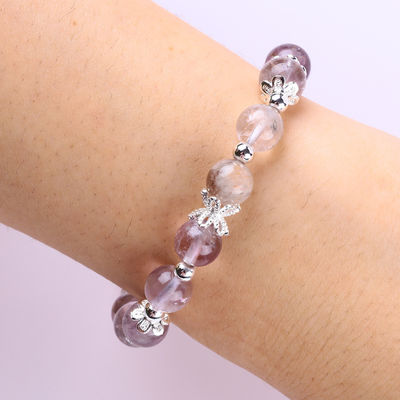 Un bracelet en pierre naturelle fait à la main
