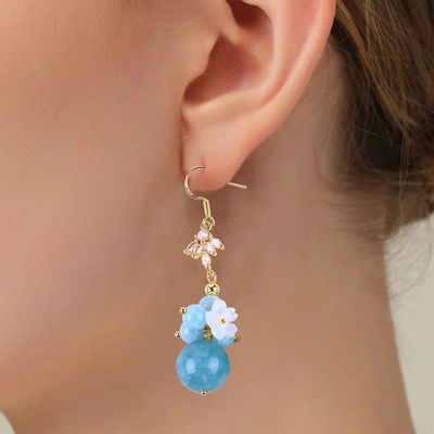 Une boucle d'oreille de perle en forme ronde pour le port quotidien