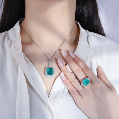 Une bague pendentive en pierre précieuse de circon carré pour cadeau d'anniversaire
