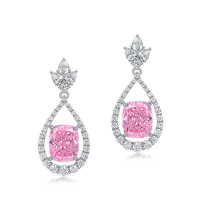 Des boucles d'oreilles de pierre précieuse ovale