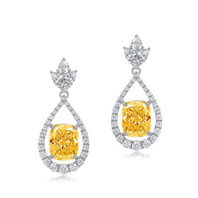 Des boucles d'oreilles de pierre précieuse ovale