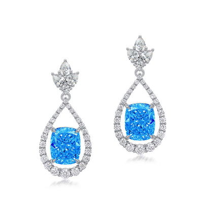 Des boucles d'oreilles de pierre précieuse ovale