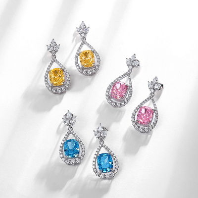 Des boucles d'oreilles de pierre précieuse ovale