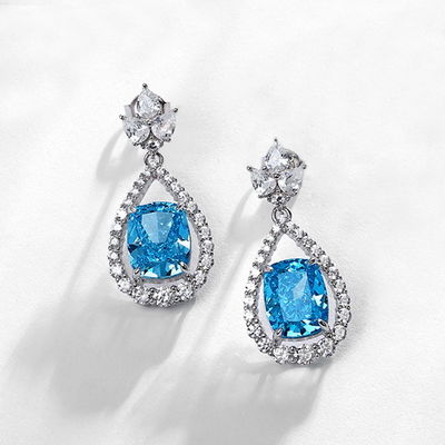 Des boucles d'oreilles de pierre précieuse ovale