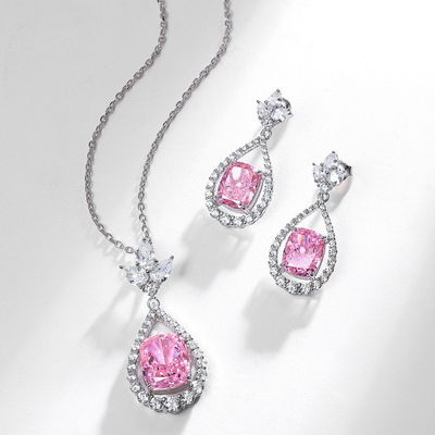 Des boucles d'oreilles de pierre précieuse ovale