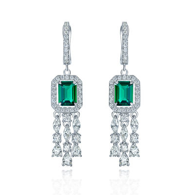 Des boucles d'oreilles en zirconium cube de pierre précieuse verte pour le mariage