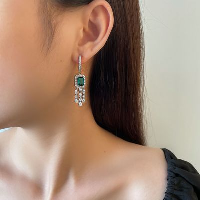 Des boucles d'oreilles en zirconium cube de pierre précieuse verte pour le mariage